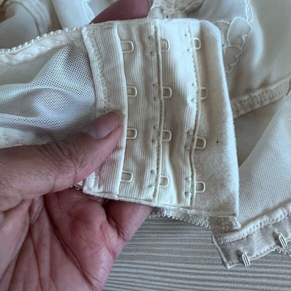 Bali Womens Full Coverage Bra 40D Cream Unlined Underwire Mesh Adjustable Straps - Picture 6 of 6